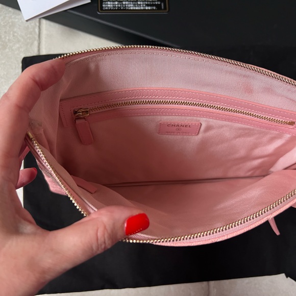 RARE Authentic CHANEL “Night by the C” Large Ocase 19S
Iridescent Pink Caviar - Picture 7 of 16